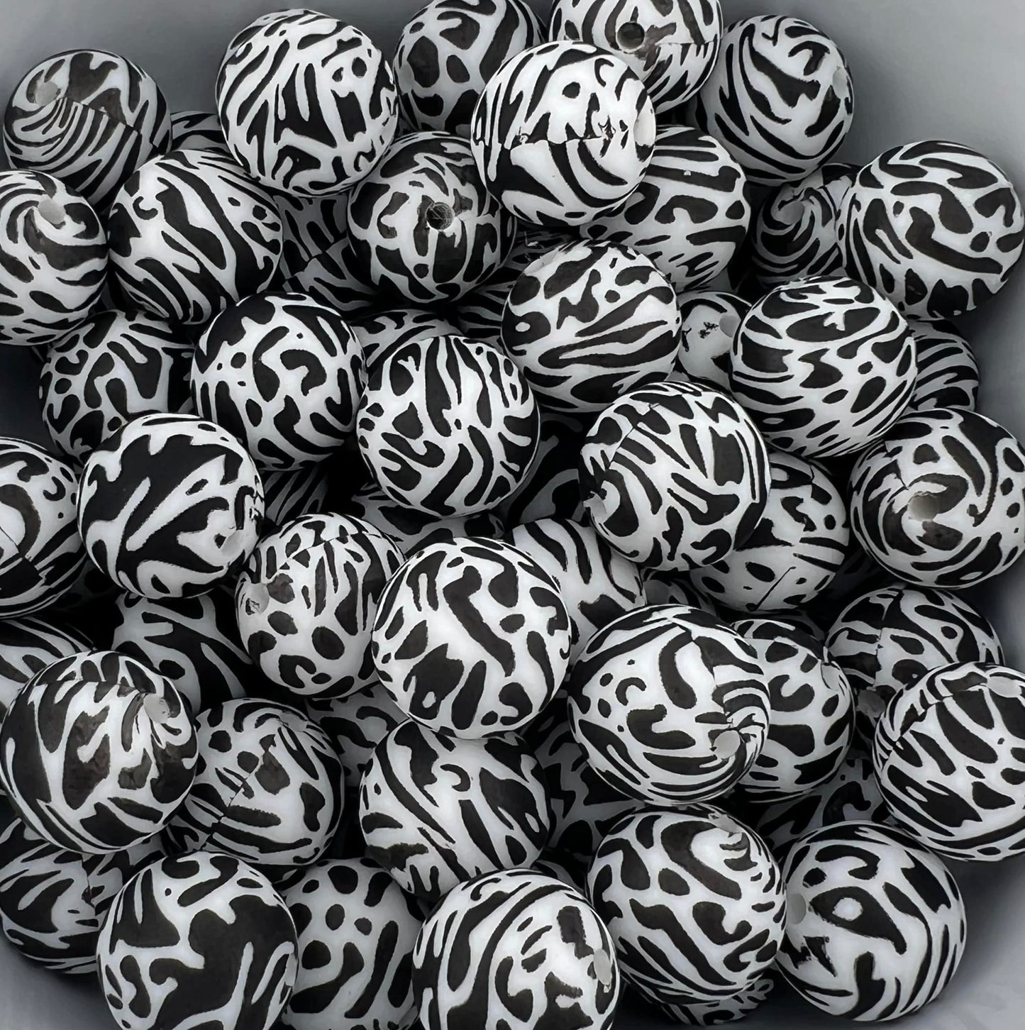 Bag of 30 15MM Black and white pattern beads