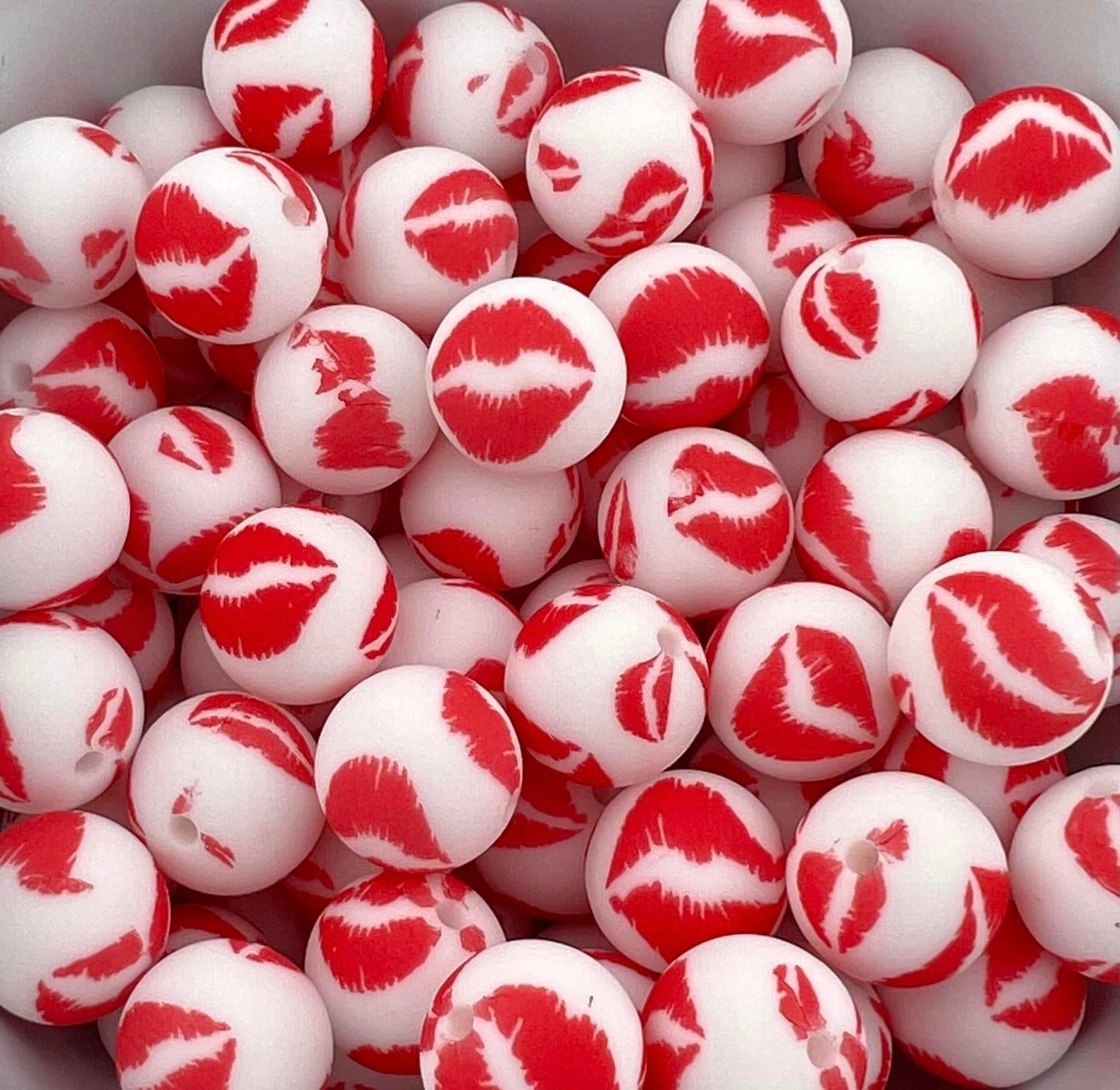 Pack of 60 15MM Lips on White beads